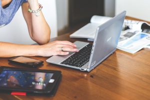 technology-791029_1280 - Computer Center W XXI wieku ludzie często podróżują, podstawowym urządzeniem do pracy, czy surfowania w internecie jest komputer