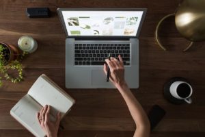 Do niewątpliwych zalet HP Probook 640 G5 można zaliczyć wodoodporną klawiaturę, myszkę z funkcją multi-touch z obsługą gestów, obecność kamerki 720p z zabezpieczeniem w postaci zasłonki oraz adapter HP Smart 45 W z obsługą USB typu C