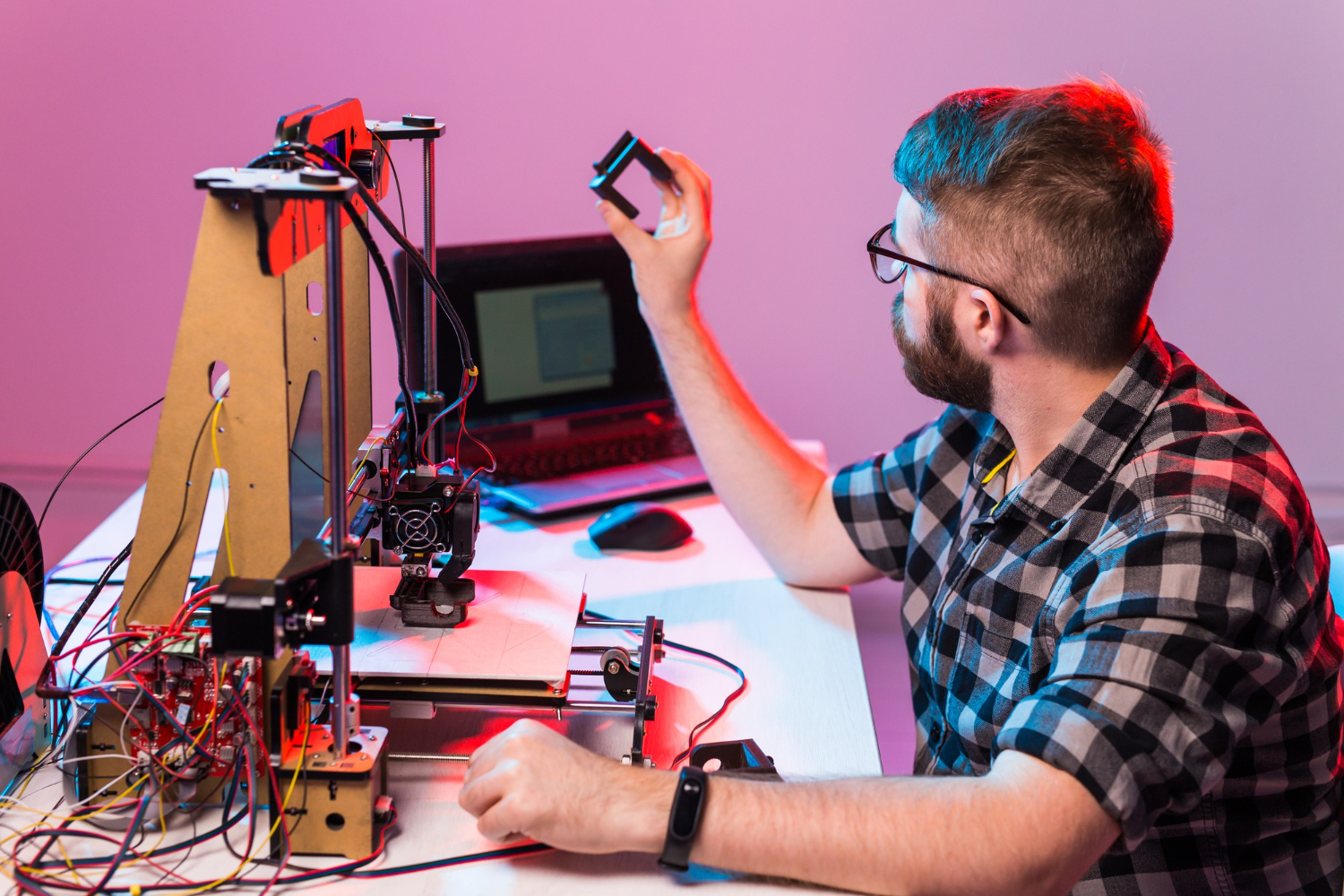 young-male-designer-engineer-using-a-printer-in-the-laboratory-and-studying-a-product-prototype-technology-and-innovation-concept - Computer Center Dlaczego wiele osób chętnie decyduje się właśnie na Getac X500 G3? Choćby z tego względu, że obudowa jest wykonana ze stopu magnezu