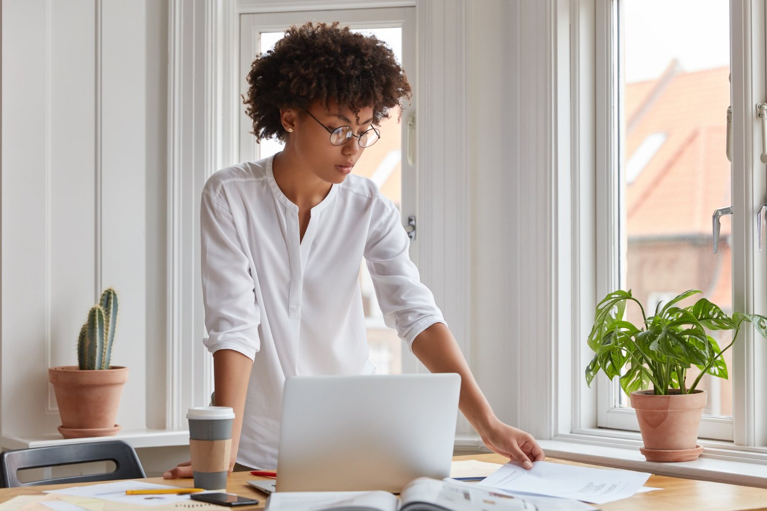 horizontal-shot-of-serious-black-young-woman-stands-at-desktop - Computer Center Cechą odróżniającą HP ZBook Studio G8 od innych laptopów jest przede wszystkim wydajność