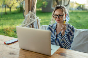 freelance-girl-works-at-a-computer-and-smokes-an-electrode-cigarette-outside-the-house - Computer Center Asus ExpertBook B3 Flip B3402 jest to kompaktowa biznesowa hybryda