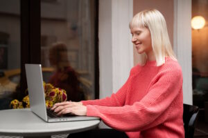 medium-shot-albino-woman-working-with-laptop - Computer Center Lenovo ThinkPad T14 Gen 3 to laptop stworzony z myślą o wymagających użytkownikach
