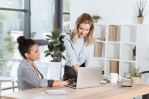 multiethnic-businesswomen-discussing-new-business-project-while-sitting-workplace-office - Computer Center W dobie szybko rozwijającej się technologii i stale rosnących wymagań ze strony rynku, istotne jest posiadanie sprzętu, który sprosta wyzwaniom dnia codziennego