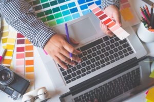graphic-designer-creative-team-is-currently-working-design-color-selection-guide-color-advertising-design - Computer Center Dell XPS 15 9530 to jedno z najnowszych i najpotężniejszych urządzeń Dell na rynku